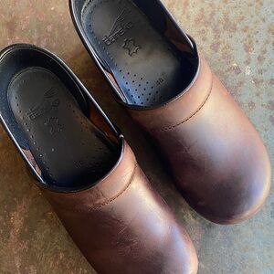 Dansko Antique Brown Leather Professional Clogs. 206780202. Sz 40 USA 9.5-10